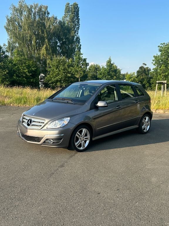Silber Gebraucht 2010 Mercedes B200 Van / Kleinbus | 4.499 € (Superpreis) - Bild 1/4