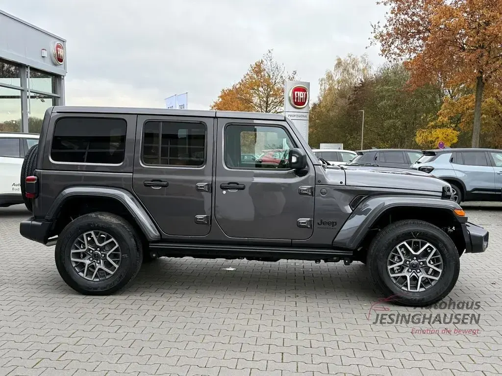Neu Jeep Wrangler Sahara 272 PS (200 kW) 2025 Grau SUV