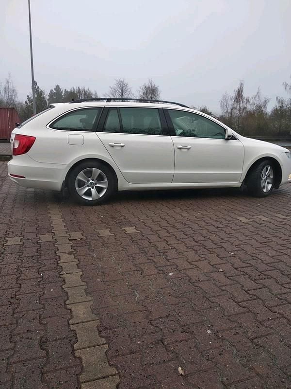 Gebraucht Skoda Superb 105 PS (77 kW) 2011 Weiß Kombi