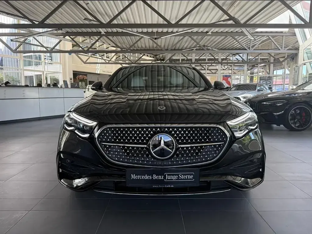 Gebraucht Mercedes E220 Premium 197 PS (144 kW) 2023 Graphitgrau metallic Limousine