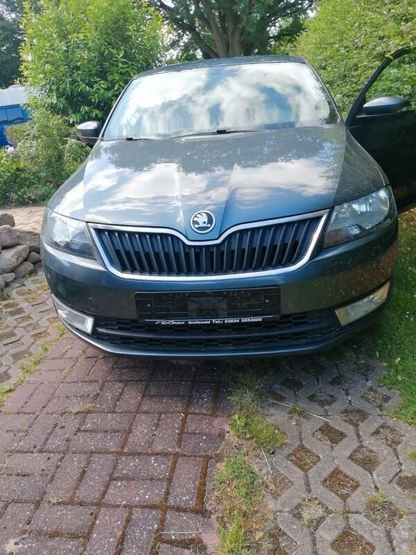 Grau Gebraucht 2016 Skoda Rapid Ambition Kombi | 8.600 € (Fairer Preis) - Bild 1/4
