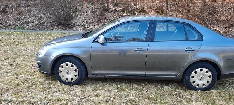 Gebraucht VW Jetta Trendline 102 PS (75 kW) 2010 Grau Limousine