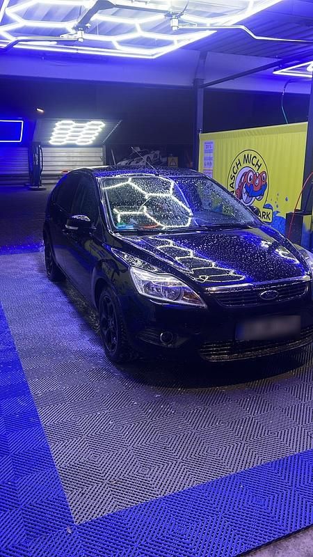 Gebraucht Ford Focus 105 PS (77 kW) 2010 Schwarz Limousine