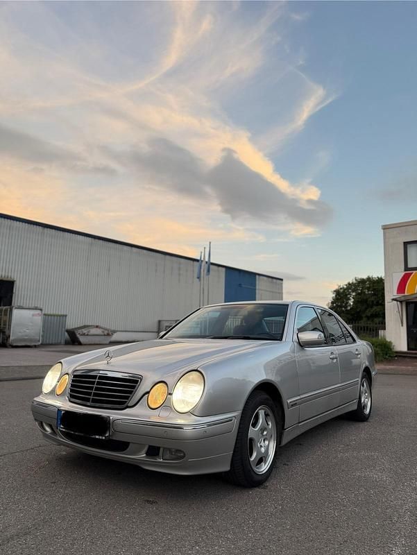 Silber Gebraucht 2000 Mercedes E280 Avantgarde Limousine | 4.350 € (Fairer Preis) - Bild 1/4