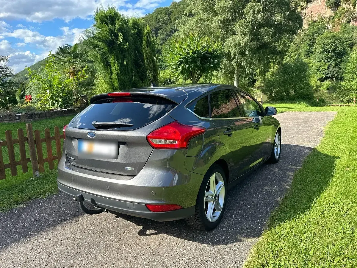 Usado Ford Focus Titanium 125 CV (91 kW) 2015 Gris Berlina