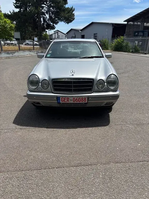 Gebraucht Mercedes E240 Elegance 170 PS (125 kW) 1998 Silber Limousine