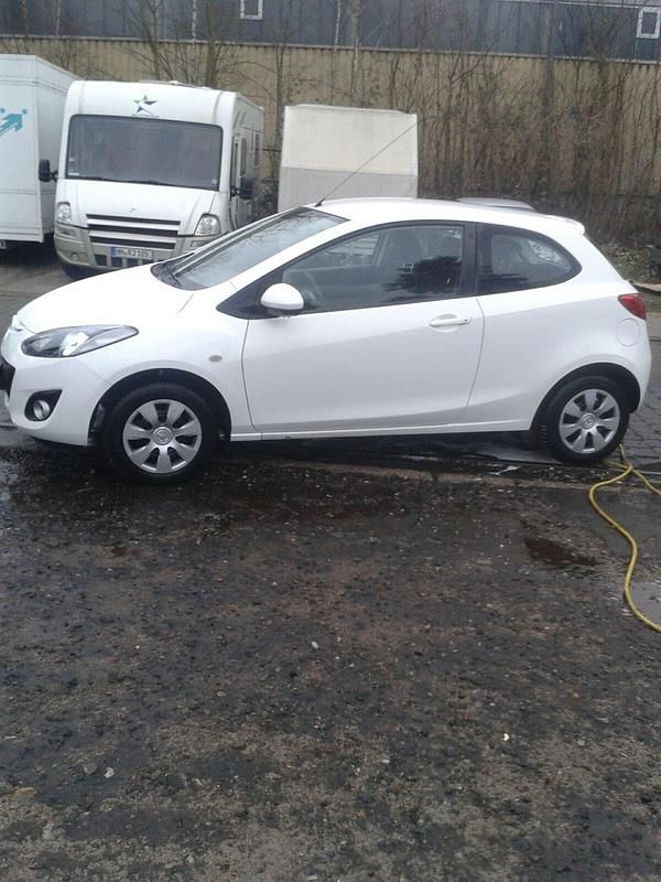 Weiß Gebraucht 2011 Mazda 2 Kleinwagen | 3.700 € (Fairer Preis) - Bild 1/3