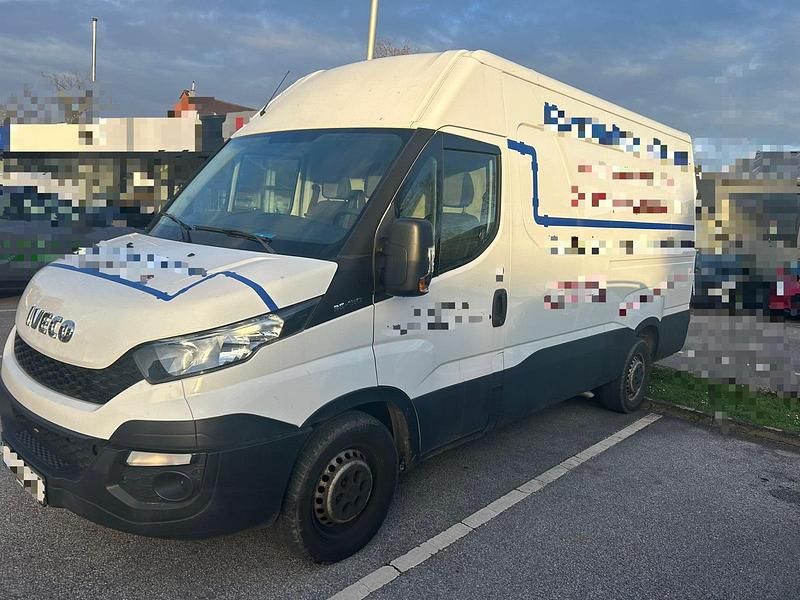 Gebraucht Iveco Daily 126 PS (92 kW) 2016 Weiß Van / Kleinbus
