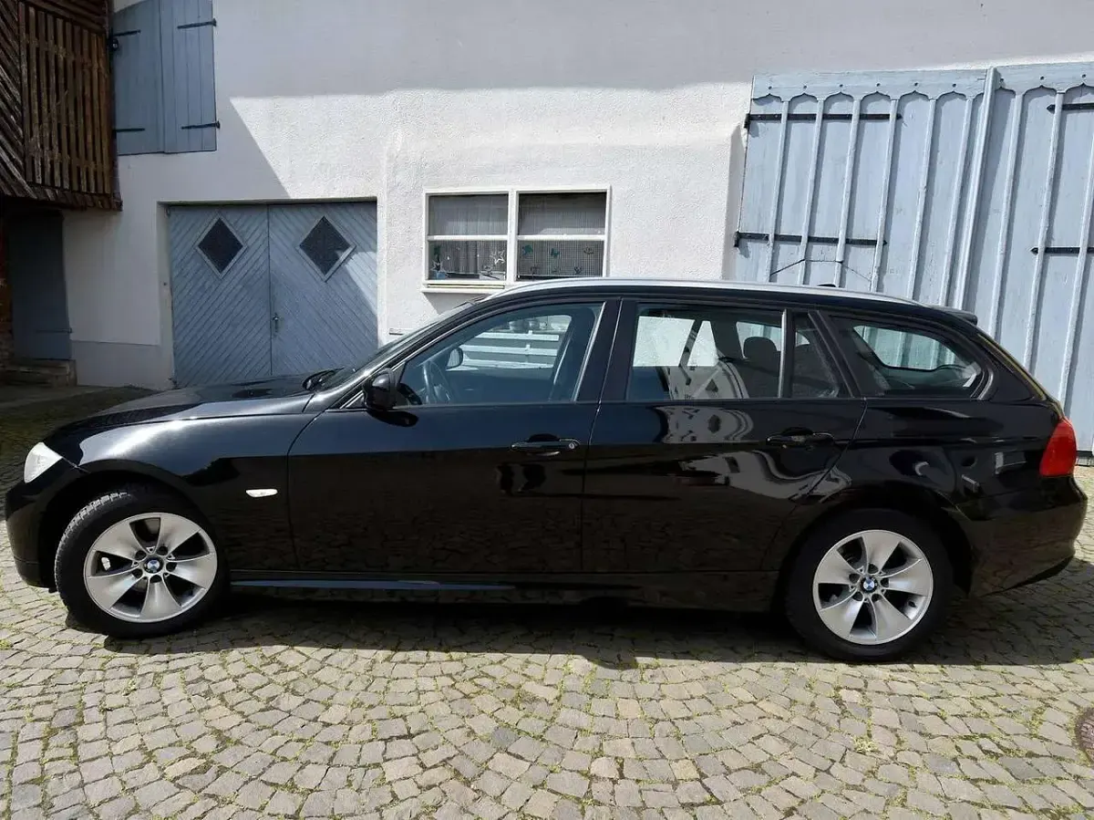 Gebraucht BMW 320 184 PS (135 kW) 2012 Schwarz Kombi