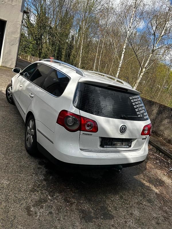 Weiß Gebraucht 2010 VW Passat Limousine | 3.400 € - Bild 1/4