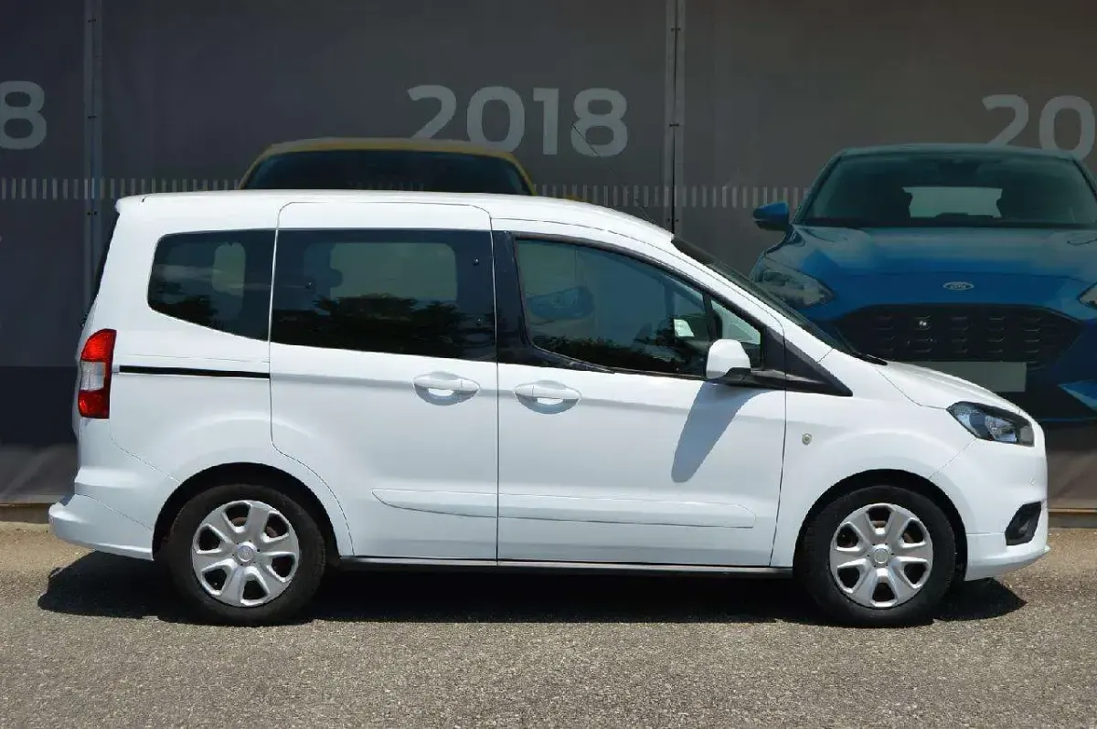Gebraucht Ford Tourneo Courier Trend 101 PS (74 kW) 2022 Frostweiß Van / Kleinbus
