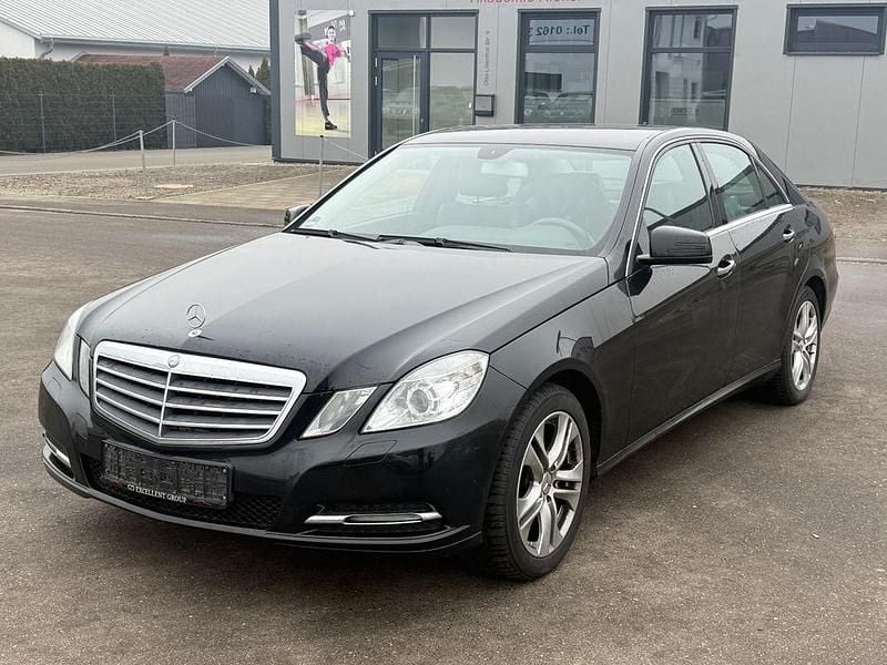 Schwarz Gebraucht 2012 Mercedes E200 Avantgarde Limousine | 6.950 € (Superpreis) - Bild 1/4