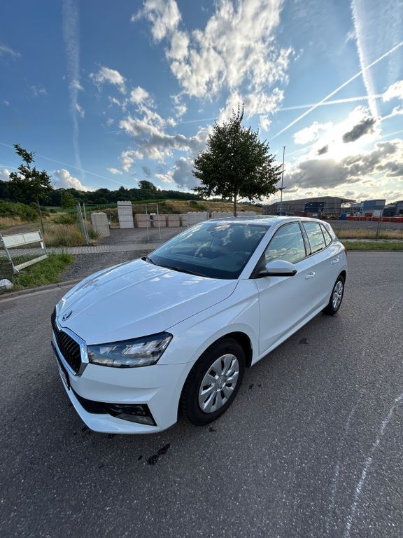 Weiß Gebraucht 2023 Skoda Fabia Selection Limousine | 15.250 € (Guter Preis) - Bild 1/4
