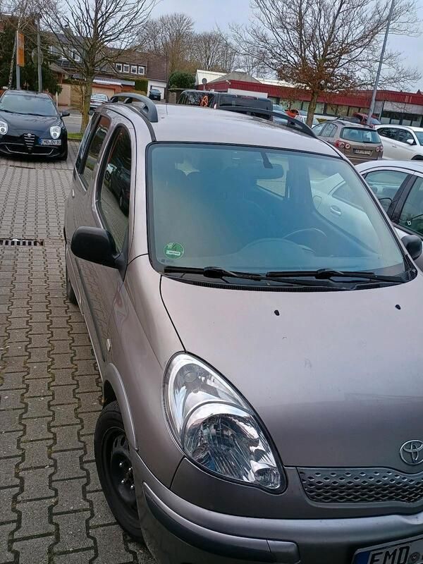 Silber Gebraucht 2004 Toyota Yaris Verso Van / Kleinbus | 2.200 € - Bild 1/4