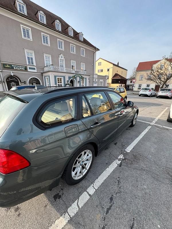 Gebraucht BMW 318 2012 Grau Kombi