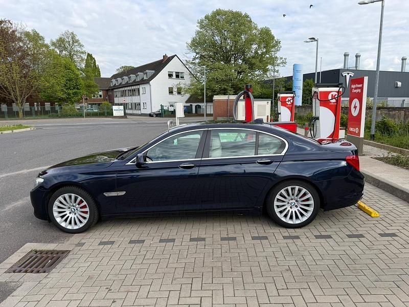 Usata BMW 750 408 CV (300 kW) 2009 Blu Berlina
