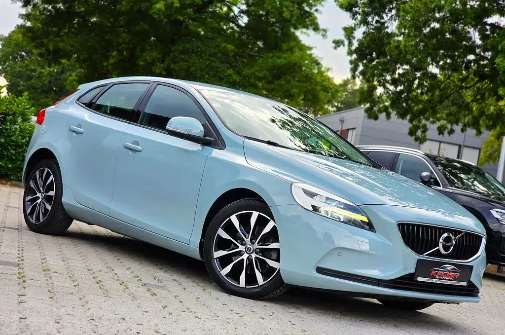 Gebraucht Volvo V40 Momentum 122 PS (89 kW) 2018 Blau Limousine