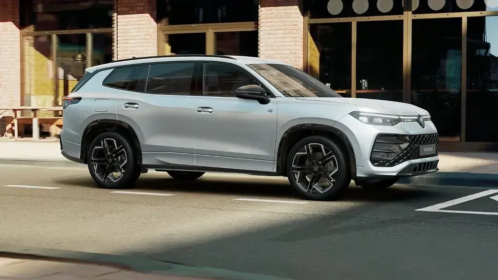 Gebraucht VW Tayron R-line 193 PS (141 kW) 2025 Oyster silver metallic SUV