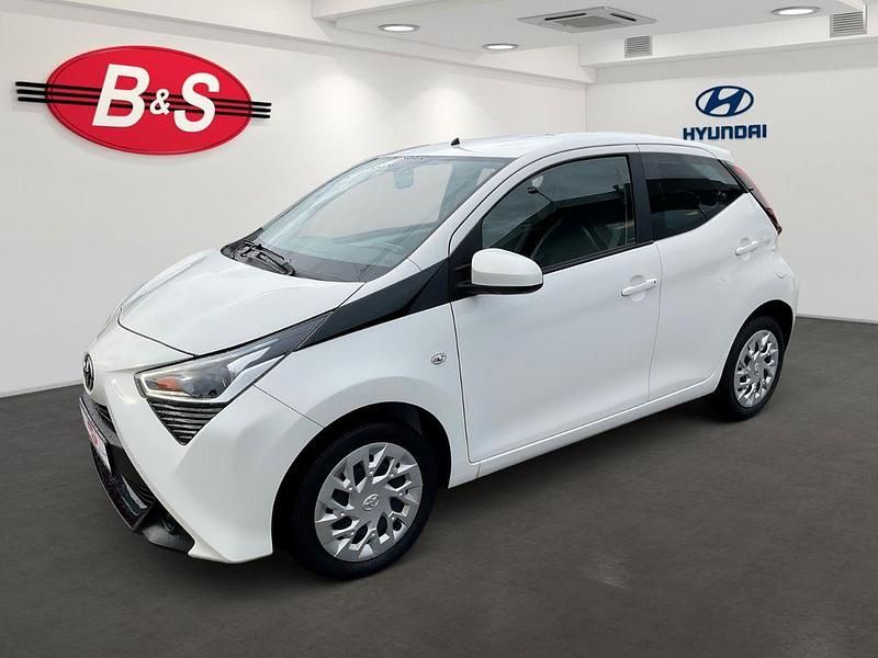 Weiß Gebraucht 2020 Toyota Aygo X-play Kleinwagen | 9.490 € (Fairer Preis) - Bild 1/4