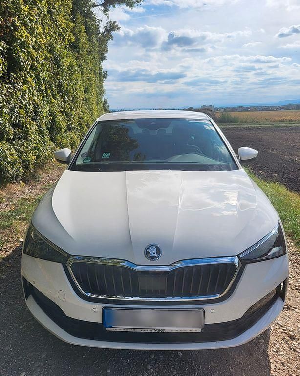 Weiß Gebraucht 2020 Skoda Scala Style Kleinwagen | 19.999 € (Fairer Preis) - Bild 1/4