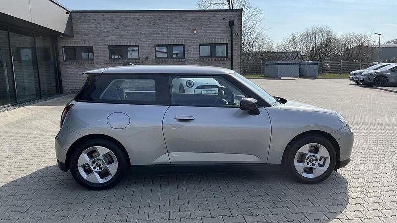Neu Mini Cooper Essential 135 kW (184 PS) 2026 Silber Kleinwagen