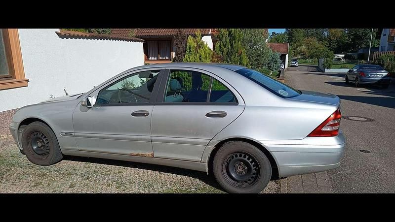 Silber Gebraucht 2002 Mercedes C200 Classic Limousine | 1.100 € (Guter Preis) - Bild 1/4