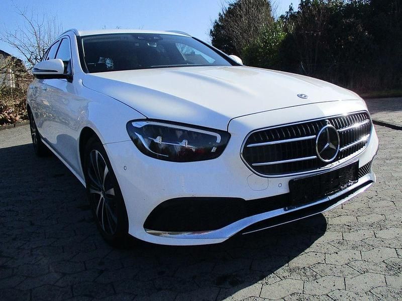 Gebraucht Mercedes E300 194 PS (142 kW) 2022 Weiß Limousine