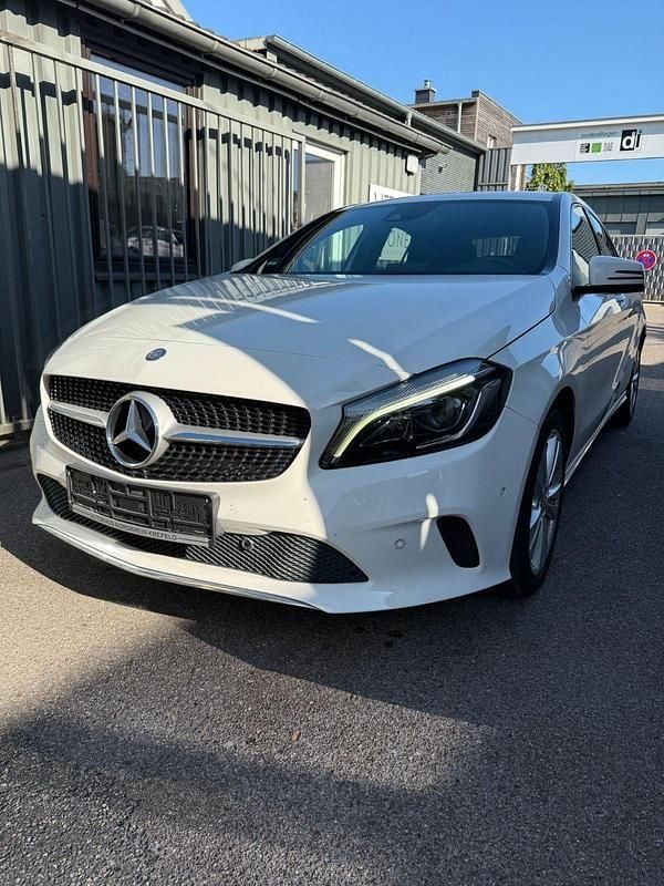 Calcitweiss unilack Gebraucht 2016 Mercedes A220 Limousine | 10.900 € (Superpreis) - Bild 1/4