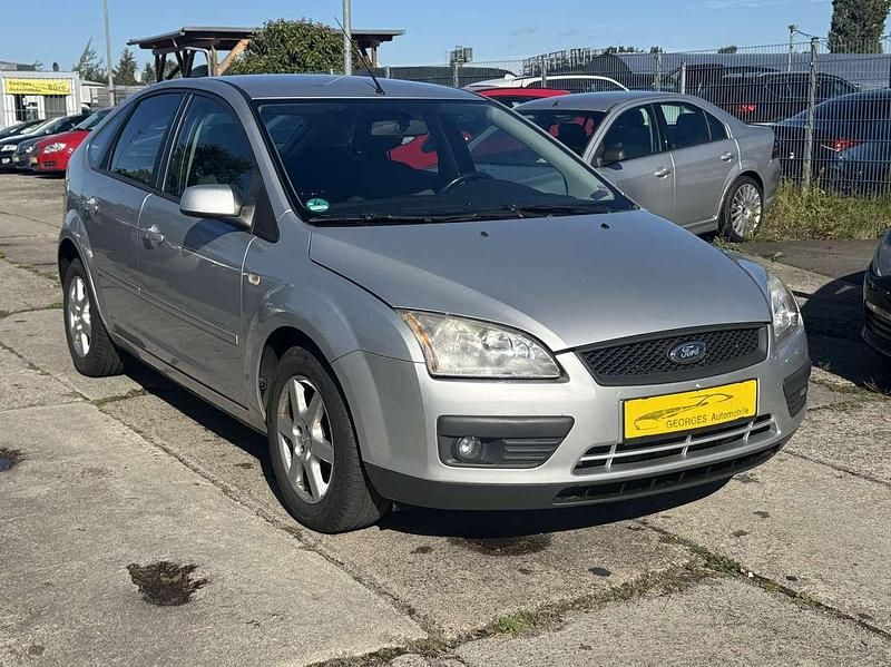 Gebraucht Ford Focus Trend 101 PS (74 kW) 2008 Silber Limousine