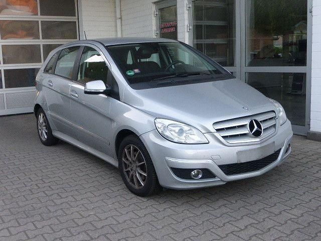 Gebraucht Mercedes B180 109 PS (80 kW) 2010 Silber Van / Kleinbus