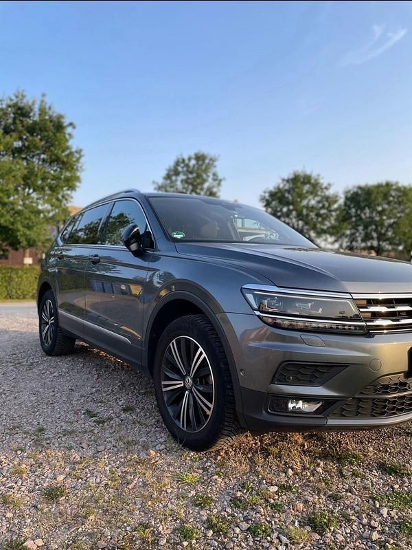 Grau Gebraucht 2021 VW Tiguan Allspace SUV | 37.499 € (Teuer) - Bild 1/4