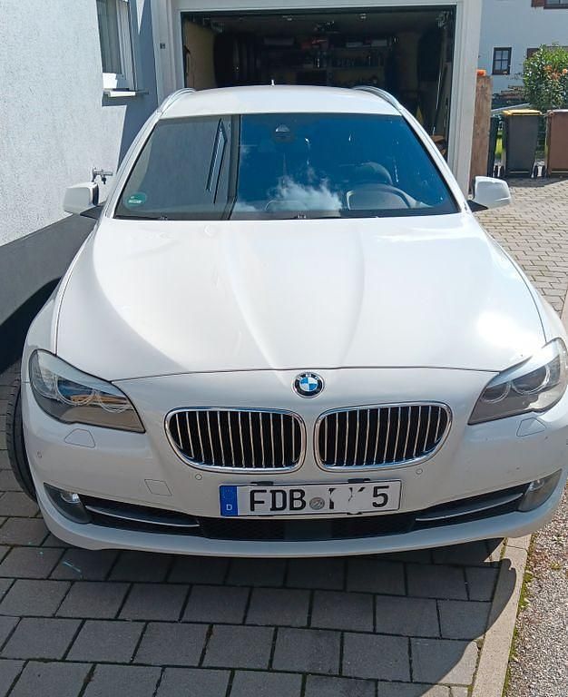 Weiß Gebraucht 2013 BMW 525 Sport Line Kombi | 9.999 € (Guter Preis) - Bild 1/4