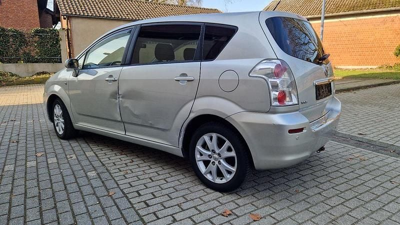 Gebraucht Toyota Verso Team 129 PS (94 kW) 2009 Grau Van / Kleinbus