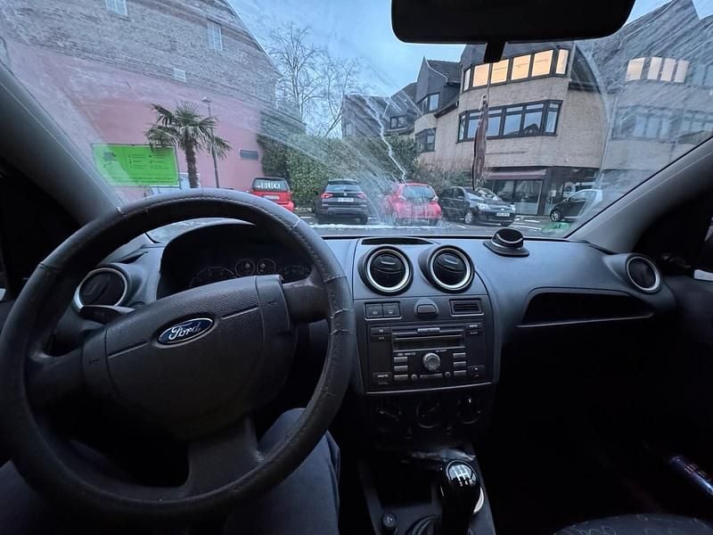 Gebraucht Ford Fiesta 70 PS (51 kW) 2006 Grau Kleinwagen