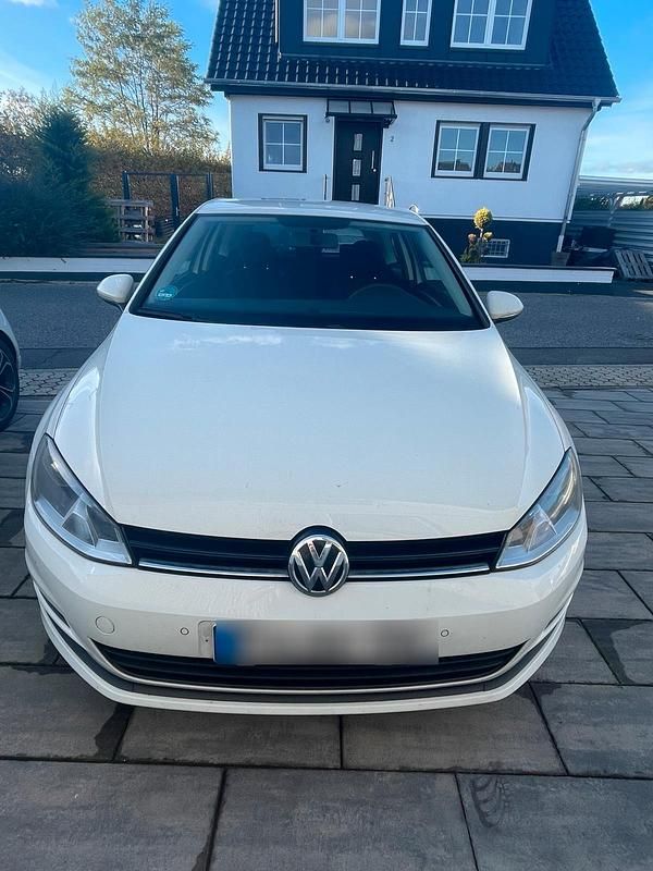 Weiß Gebraucht 2015 VW Golf VII Kleinwagen | 7.990 € (Guter Preis) - Bild 1/4