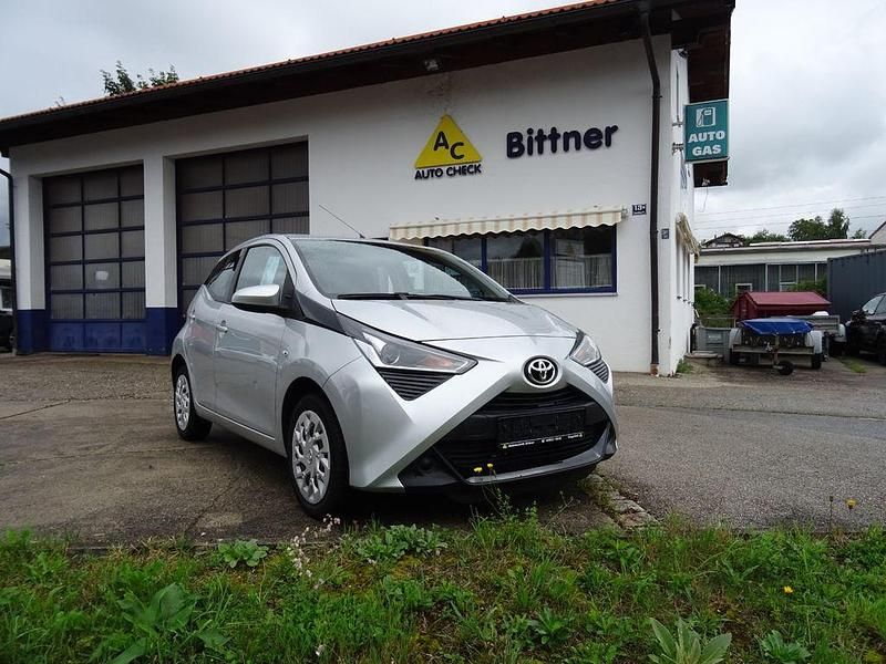 Silber Gebraucht 2018 Toyota Aygo X-play Kleinwagen | 8.800 € (Fairer Preis) - Bild 1/4