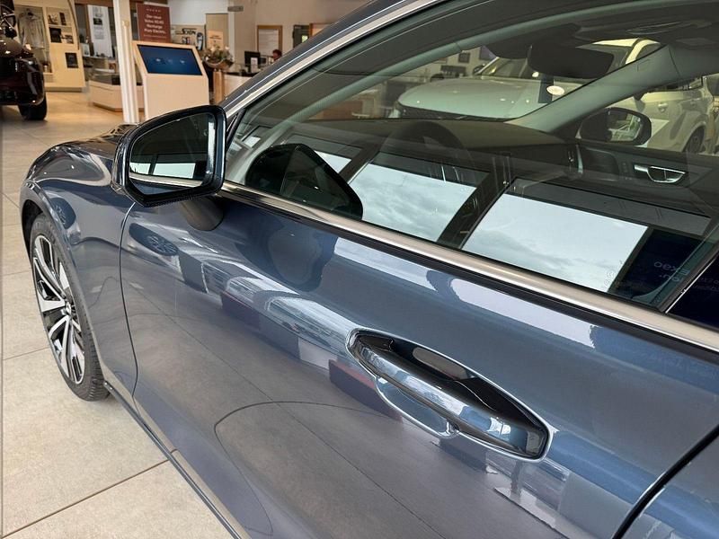 Gebraucht Volvo V60 197 PS (144 kW) 2024 Blau metallic Kombi
