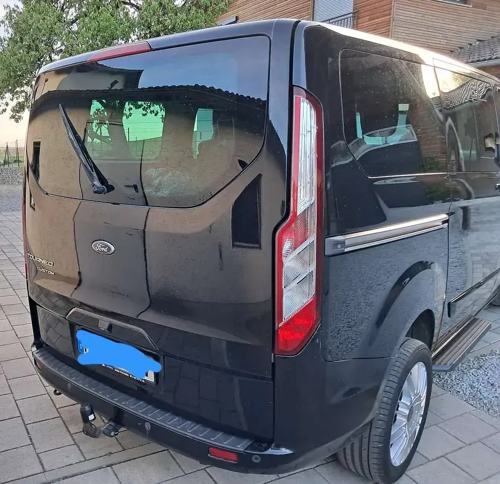 Gebraucht Ford Tourneo Titanium 125 PS (91 kW) 2015 Schwarz Van / Kleinbus