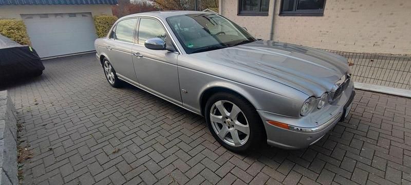 Grau Gebraucht 2006 Jaguar XJL Limousine | 19.500 € - Bild 1/4