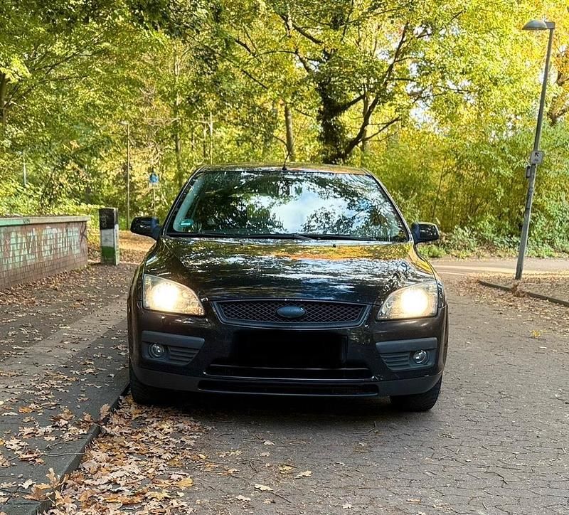 Schwarz Gebraucht 2006 Ford Focus Kleinwagen | 500 € (Fairer Preis) - Bild 1/4