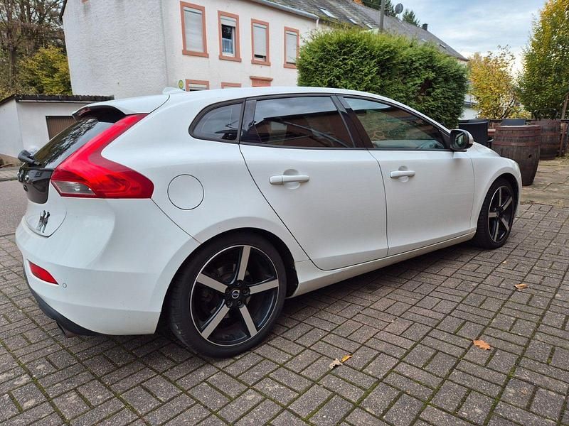 Gebraucht Volvo V40 200 PS (147 kW) 2013 Weiß Limousine