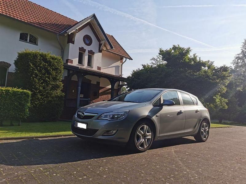 Grau Gebraucht 2012 Opel Astra S Limousine | 3.900 € (Guter Preis) - Bild 1/4