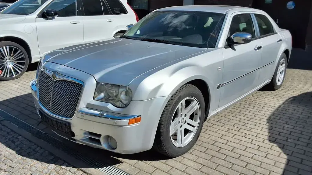 Second-hand Chrysler 300C 218 CP (160 kW) 2008 Argintiu Berlinǎ