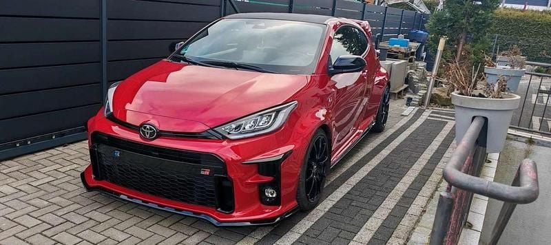 Rot Gebraucht 2022 Toyota Yaris Limousine | 36.454 € (Fairer Preis) - Bild 1/4