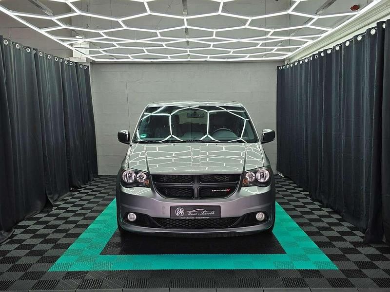 Silber Gebraucht 2017 Dodge Grand Caravan Van / Kleinbus | 17.987 € (Teuer) - Bild 1/3