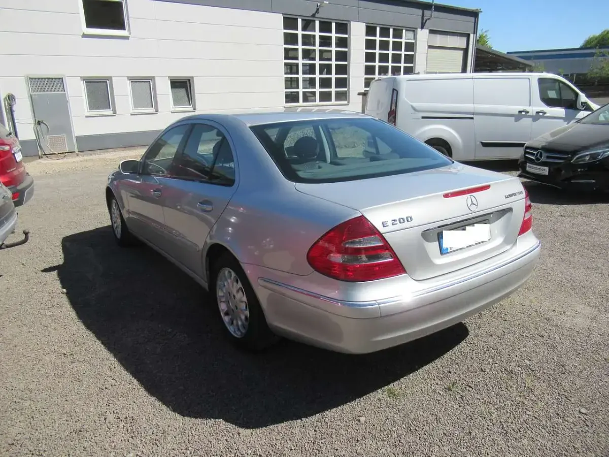 Second-hand Mercedes E200 Elegance 163 CP (119 kW) 2002 Argintiu Berlinǎ