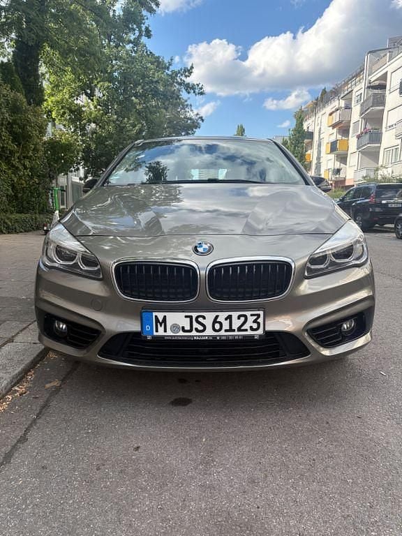 Grau Gebraucht 2016 BMW 218 Active Tourer Sport Line Van / Kleinbus | 10.900 € (Fairer Preis) - Bild 1/4