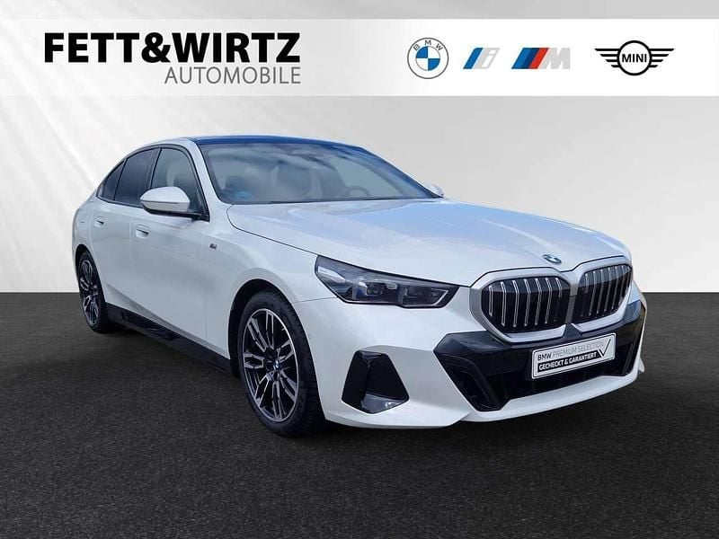 Mineralweiss Gebraucht 2024 BMW 520 M Sport Limousine | 52.900 € (Superpreis) - Bild 1/3