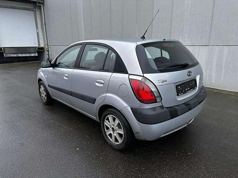 Gebraucht Kia Rio EX 97 PS (71 kW) 2006 Diamantsilber Limousine