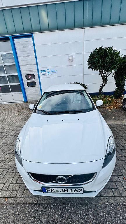 Gebraucht Volvo V40 Momentum 120 PS (88 kW) 2016 Weiß Limousine